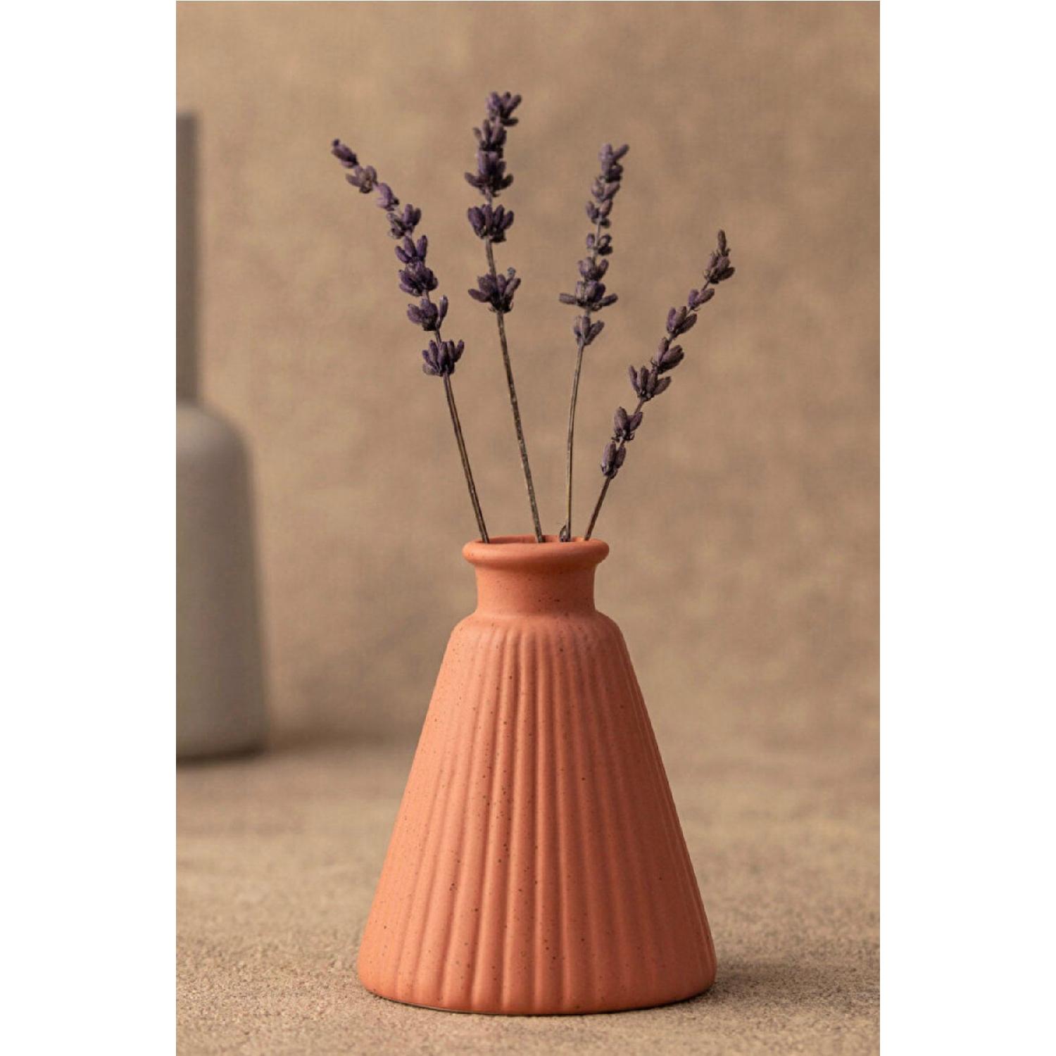 Коническая ваза в скандинавском стиле