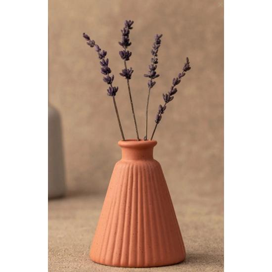 Коническая ваза в скандинавском стиле